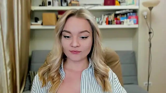 Kara Smith  online show from October 5, 2025, 9:02 pm