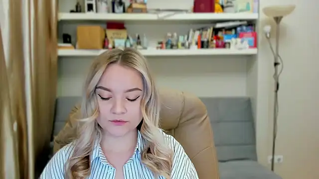 Kara Smith  online show from October 26, 2025, 10:36 pm