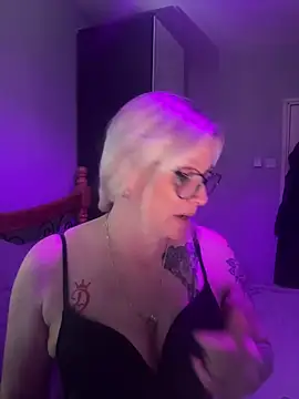 Curvy-Cleo online show from April 17, 2026, 8:34 pm