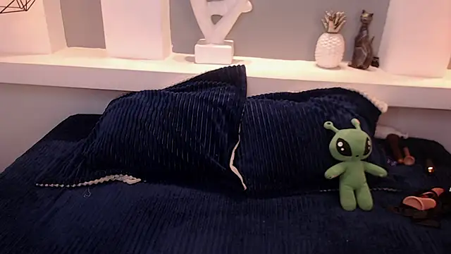 milu w4llace online show from November 26, 2025, 12:11 am