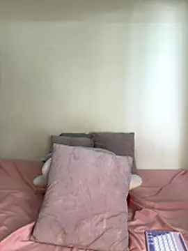 Snapshot of Ivelleee_ chatting on December 16, 2025, 8:25 pm Ivelleee online show from December 16, 2025, 8:25 pm