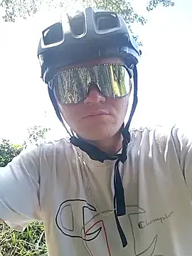 Snapshot of JuanMaty chatting on November 17, 2025, 5:41 pm JuanMaty online show from November 17, 2025, 5:41 pm