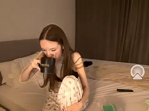 Snapshot of Aliniasky chatting on September 29, 2025, 8:24 pm Aliniasky online show from September 29, 2025, 8:24 pm