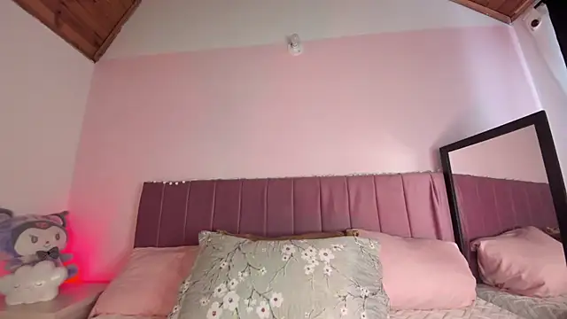 kitty-kryss online show from October 24, 2025, 2:57 pm