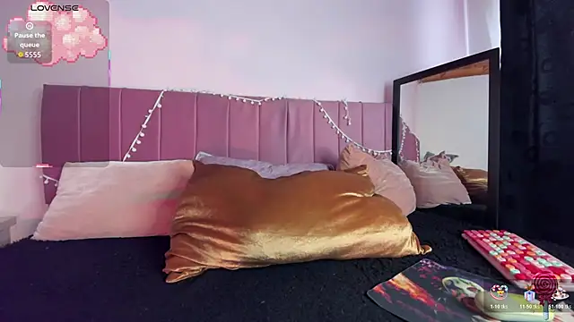 kitty-kryss online show from November 27, 2025, 6:21 pm