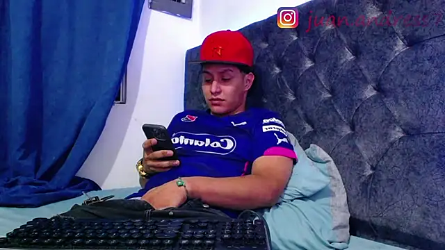 Snapshot of Stone_grey1_ chatting on February 18, 2026, 1:01 am Stone grey1 online show from February 18, 2026, 1:01 am