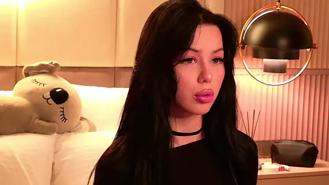 Leya Foxhall online show from November 25, 2025, 12:05 pm