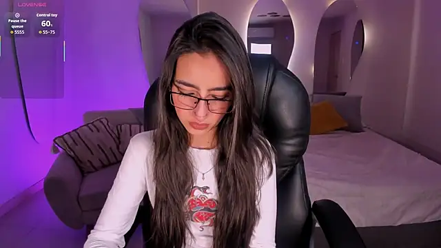 LarisaSmirnov online show from December 5, 2025, 3:37 am