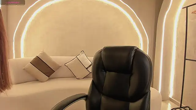 Snapshot of MaiaCollins chatting on November 17, 2025, 12:33 pm MaiaCollins online show from November 17, 2025, 12:33 pm