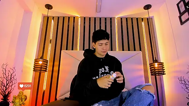 Snapshot of Jhojan_twink chatting on November 12, 2025, 12:27 pm Jhojan twink online show from November 12, 2025, 12:27 pm