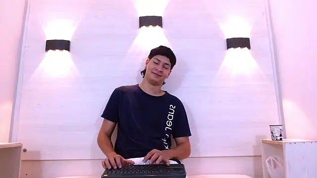 Snapshot of Jhojan_twink chatting on November 22, 2025, 1:10 pm Jhojan twink online show from November 22, 2025, 1:10 pm