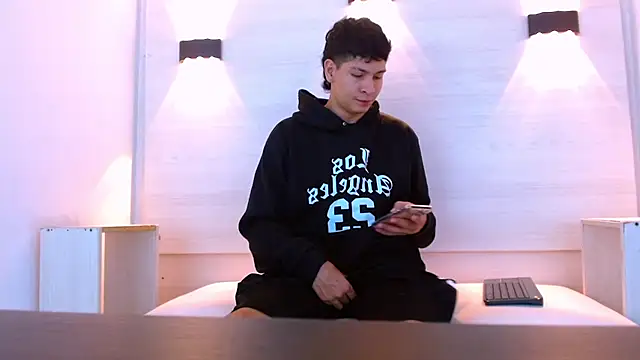 Snapshot of Jhojan_twink chatting on December 16, 2025, 12:32 pm Jhojan twink online show from December 16, 2025, 12:32 pm