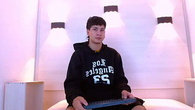 Snapshot of Jhojan_twink chatting on December 19, 2025, 1:18 pm Jhojan twink online show from December 19, 2025, 1:18 pm