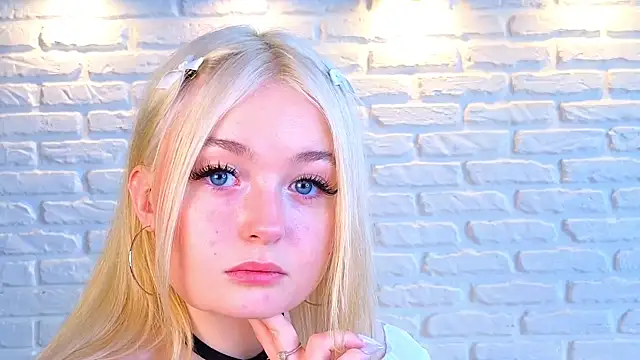 Snapshot of minigirl chatting on March 18, 2025, 10:14 am minigirl online show from March 18, 2025, 10:14 am