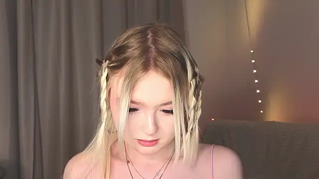 Snapshot of minigirl chatting on February 2, 2026, 4:06 pm minigirl online show from February 2, 2026, 4:06 pm