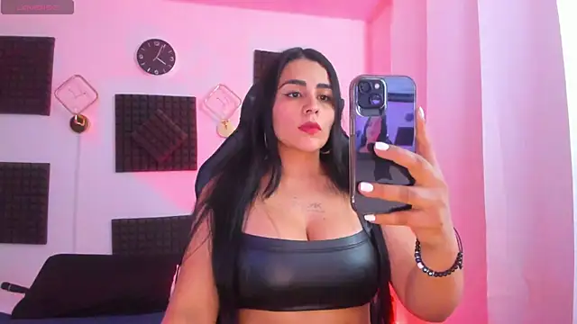 hannarusso online show from November 21, 2025, 9:02 pm