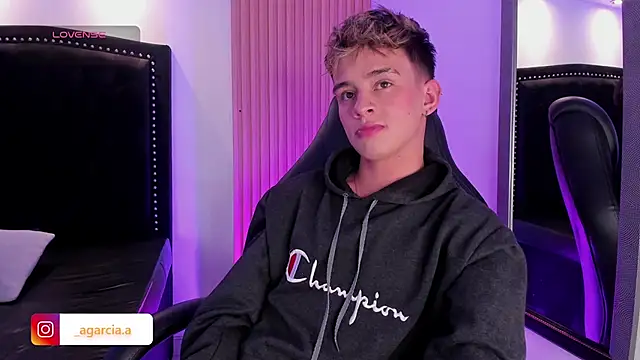 LiamWildx20 online show from April 26, 2026, 4:43 am