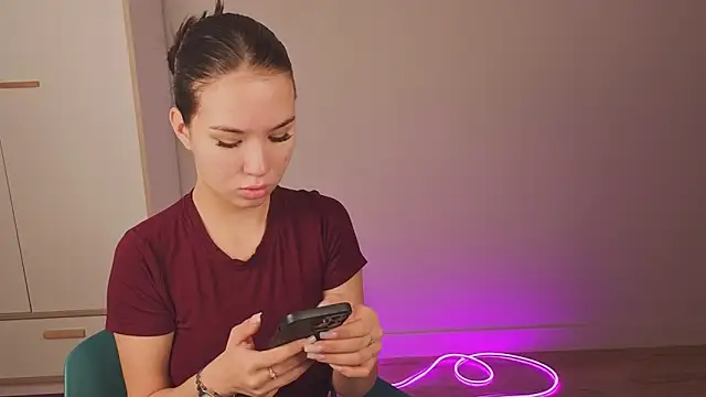 Snapshot of EmiliaDroll chatting on October 27, 2025, 4:16 am EmiliaDroll online show from October 27, 2025, 4:16 am