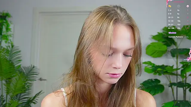 Snapshot of Sweet_Piece chatting on September 21, 2025, 3:46 pm Sweet Piece online show from September 21, 2025, 3:46 pm