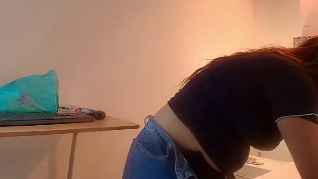 Snapshot of Lia_adamsss chatting on April 28, 2026, 3:33 am Lia adamsss online show from April 28, 2026, 3:33 am