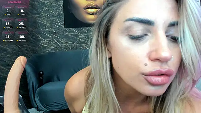 Snapshot of IzabelaTessa chatting on October 1, 2025, 7:20 pm IzabelaTessa online show from October 1, 2025, 7:20 pm