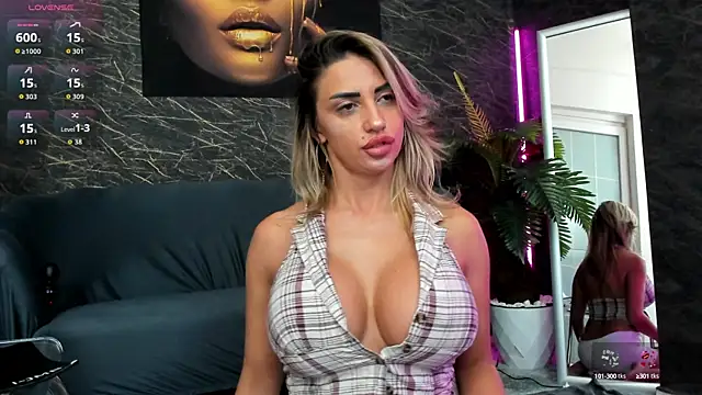 Snapshot of IzabelaTessa chatting on October 5, 2025, 7:23 pm IzabelaTessa online show from October 5, 2025, 7:23 pm