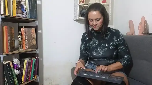 Amadamilf1980 online show from November 5, 2025, 8:09 pm