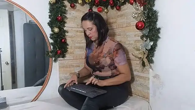 Amadamilf1980 online show from December 5, 2025, 8:49 pm