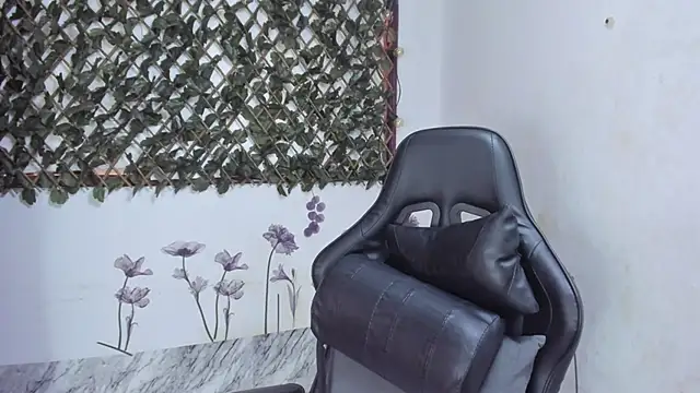 Sarahbrowm  online show from October 20, 2025, 7:03 pm