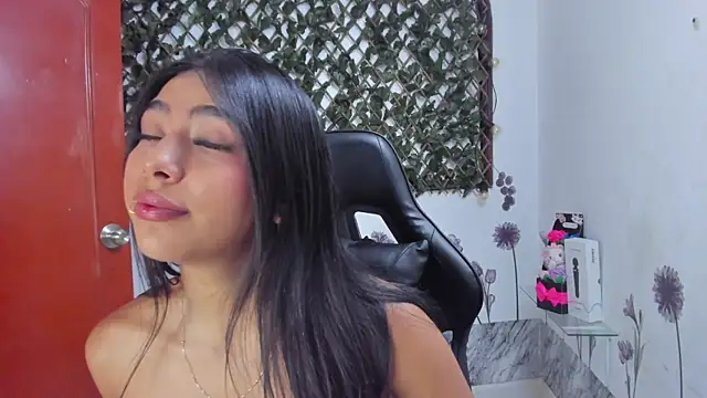 Sarahbrowm  online show from November 9, 2025, 10:08 pm