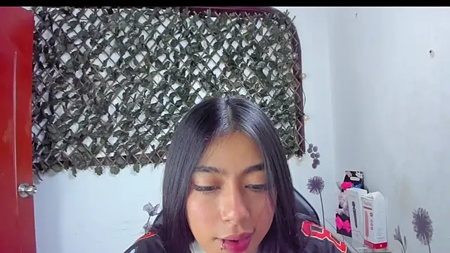 Sarahbrowm  online show from November 21, 2025, 9:57 pm