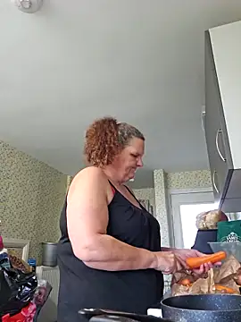 MissQueenBeex online show from November 9, 2025, 1:09 pm