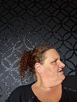 MissQueenBeex online show from May 9, 2026, 1:27 pm