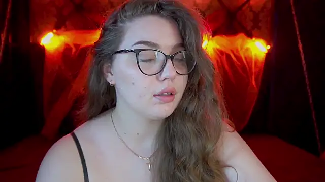 LuxSopphia online show from October 28, 2025, 8:11 pm