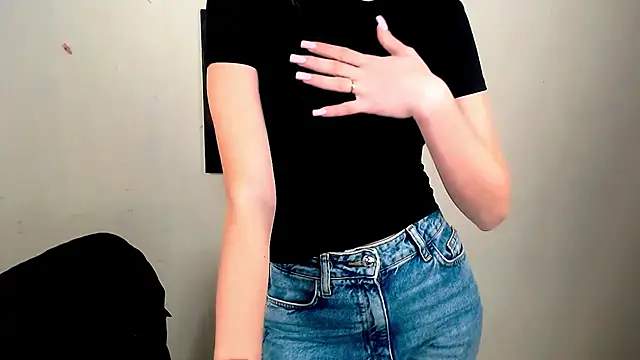 Doll Angelina online show from April 8, 2026, 6:02 am