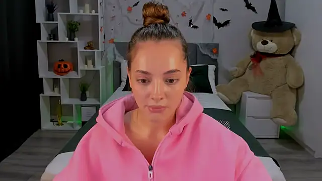 MelanieAlves online show from October 20, 2025, 5:57 pm