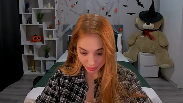 MelanieAlves online show from October 31, 2025, 6:42 pm