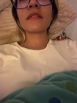 Snapshot of Pretty_roxxyy chatting on June 7, 2026, 11:30 pm Pretty roxxyy online show from June 7, 2026, 11:30 pm
