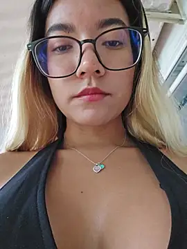 Pretty roxxyy online show from August 1, 2026, 11:42 am