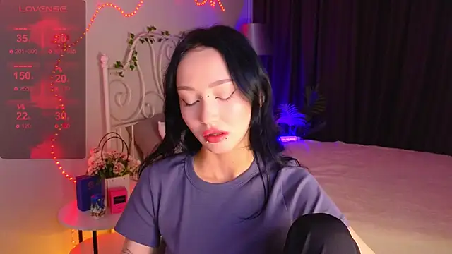 holly berry  online show from September 29, 2025, 1:44 am