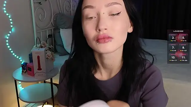  holly berry  online show from October 4, 2025, 1:47 am