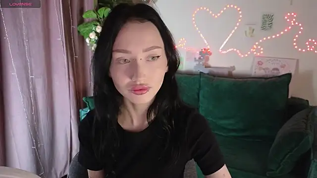  holly berry  online show from October 5, 2025, 1:37 am