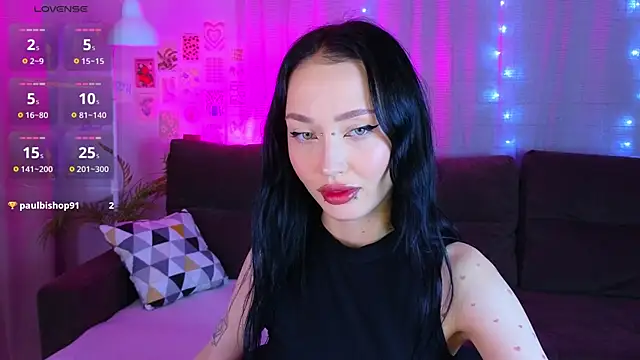  holly berry  online show from October 10, 2025, 1:48 am