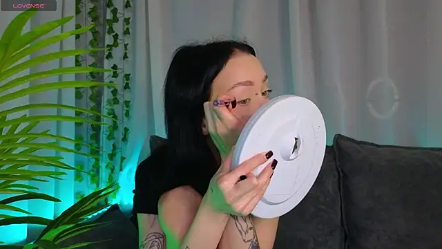  holly berry  online show from October 12, 2025, 1:26 am