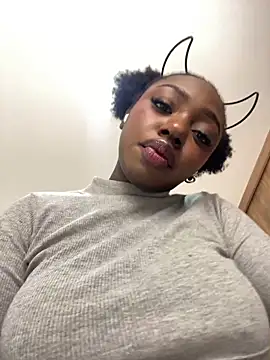 alissradiante1 online show from October 8, 2025, 12:30 am