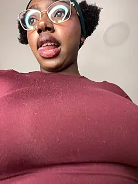 alissradiante1 online show from October 26, 2025, 10:15 pm