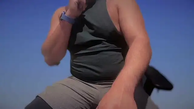 CloudyMuscleBeefy online show from October 16, 2025, 3:57 pm