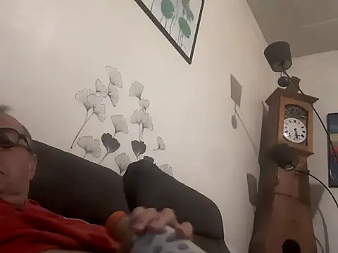 Snapshot of Vince072 chatting on September 19, 2025, 4:25 am Vince072 online show from September 19, 2025, 4:25 am