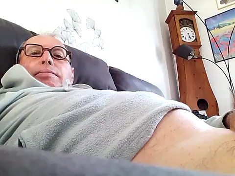 Snapshot of Vince072 chatting on September 25, 2025, 9:24 am Vince072 online show from September 25, 2025, 9:24 am