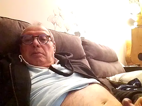 Snapshot of Vince072 chatting on October 8, 2025, 6:38 pm Vince072 online show from October 8, 2025, 6:38 pm